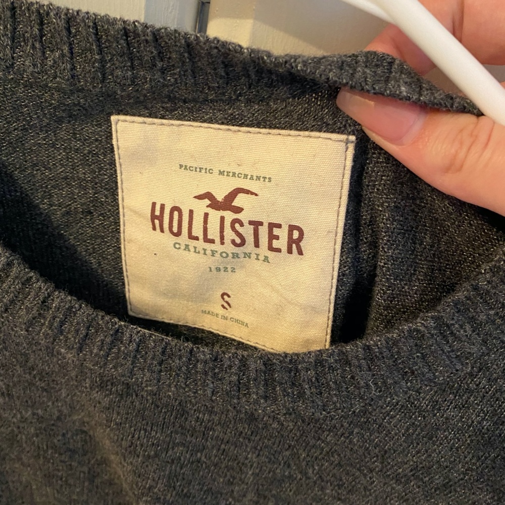 Hollister Crewneck Sweater Bundle/Size SMALL - Picture 5 of 8